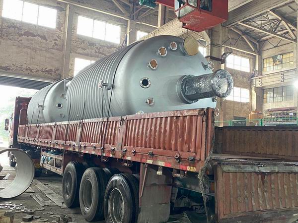 湖北某新材料有限公司 两台15立方外盘半管式反应釜 顺利启程