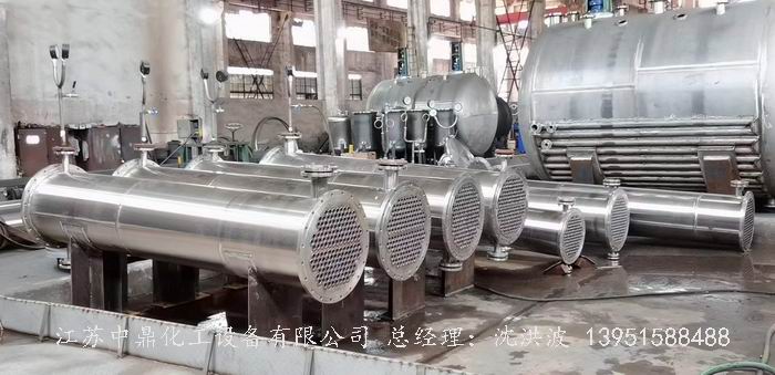 江西某品新材料有限公司的冷凝器/储罐制造现场